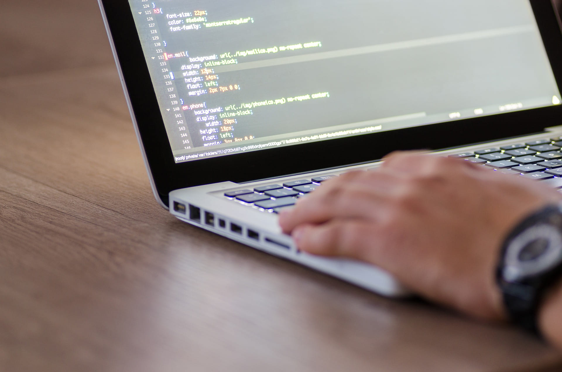 Desenvolvedor programando em laptop